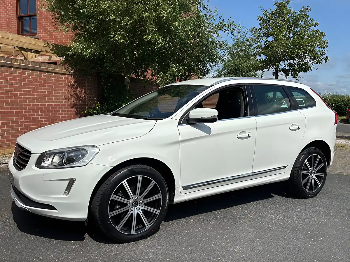 Used 2016 Volvo XC60 Se Lux Nav White - Interior and Exterior details 11