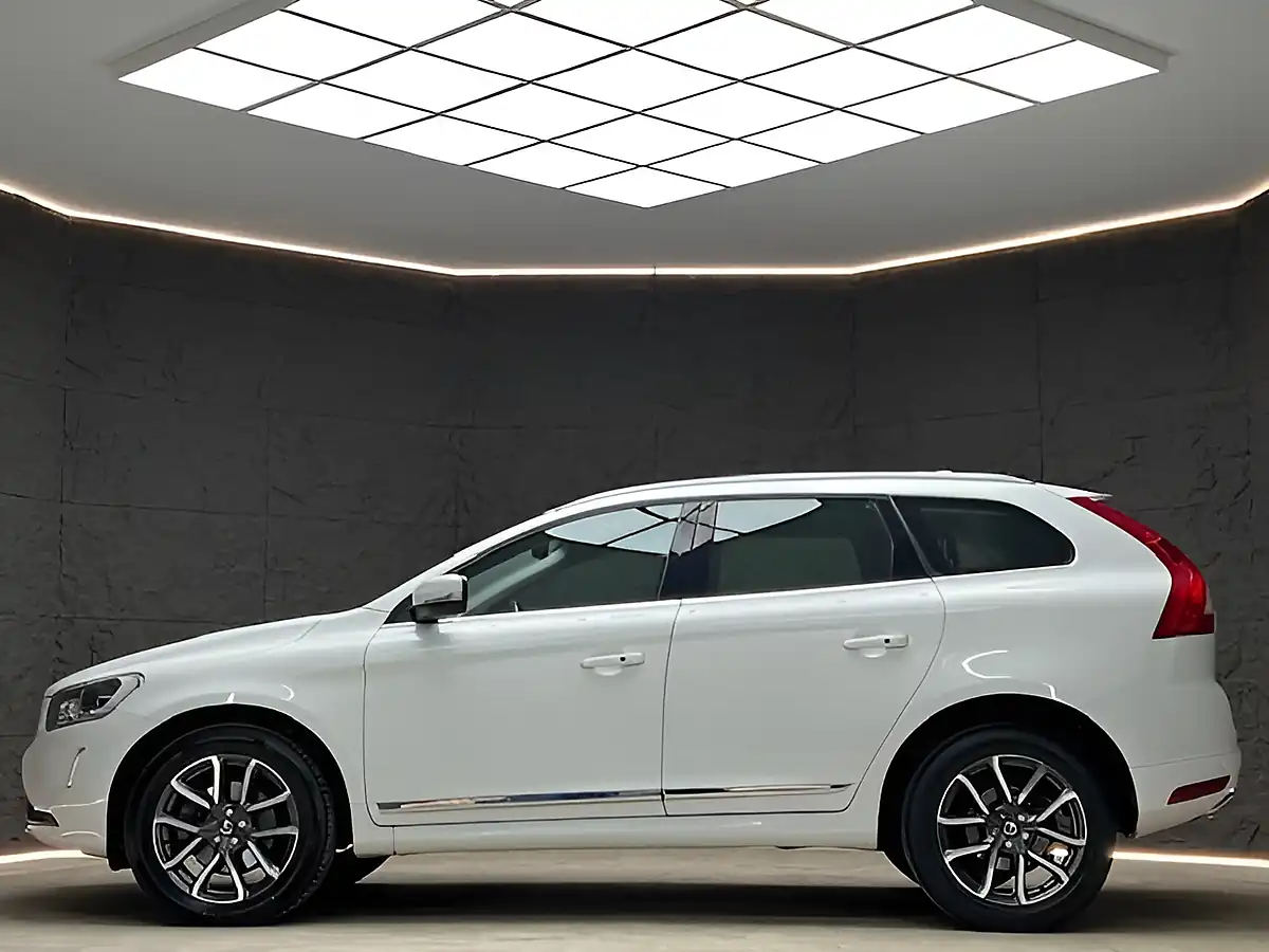 Used 2016 Volvo XC60 Se Lux Nav White - Interior and Exterior details 5