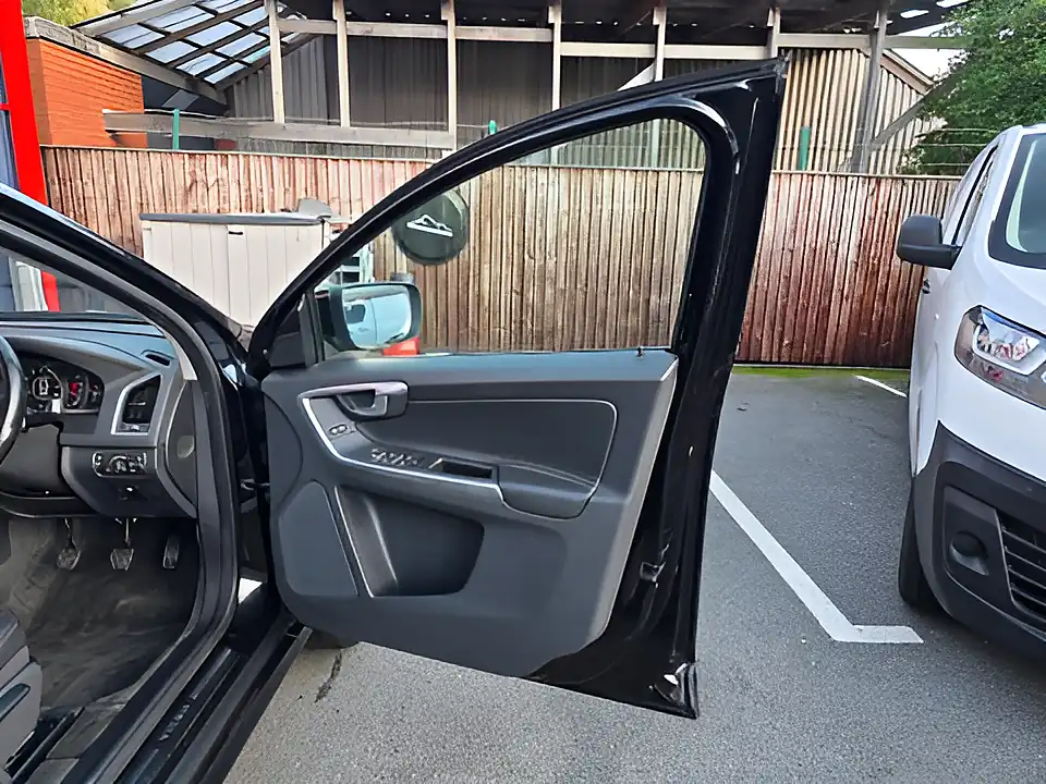 Used 2016 Volvo XC60 Se Nav Black - Interior and Exterior details 16