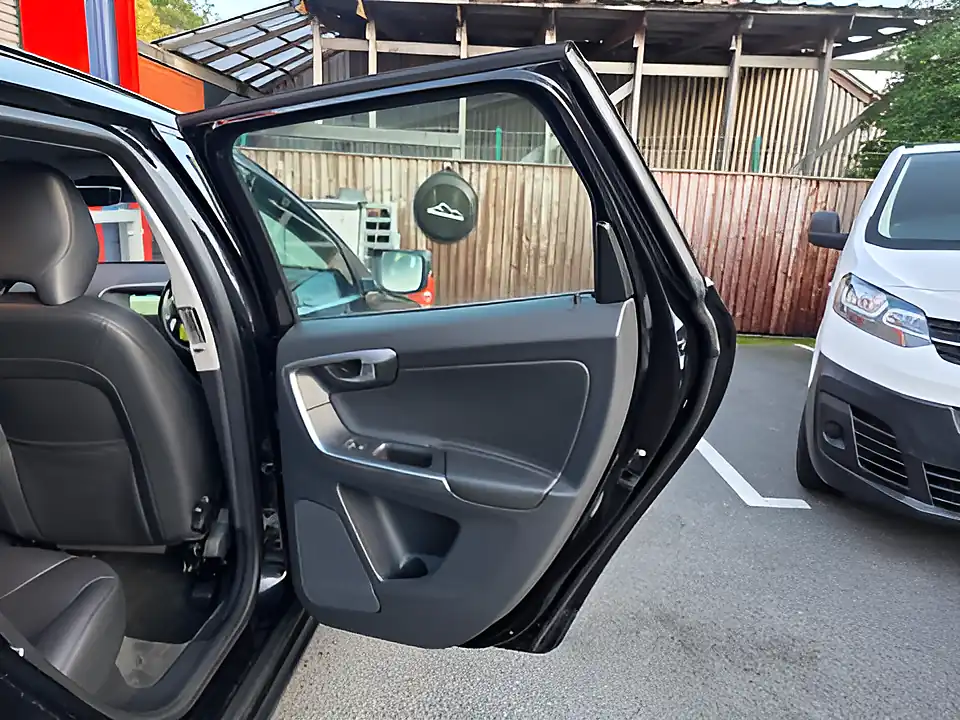 Used 2016 Volvo XC60 Se Nav Black - Interior and Exterior details 17
