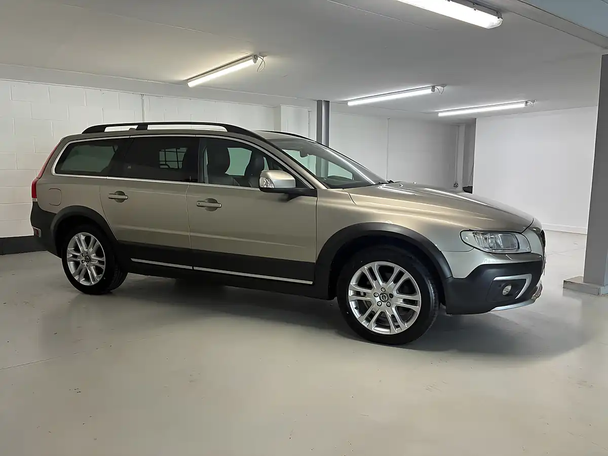 Used 2016 Volvo XC70 Se Lux Gold - Interior and Exterior details 3
