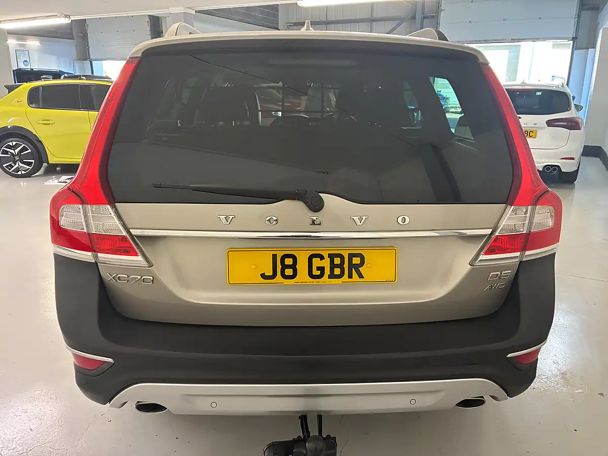 Used 2016 Volvo XC70 Se Lux Gold - Interior and Exterior details 4