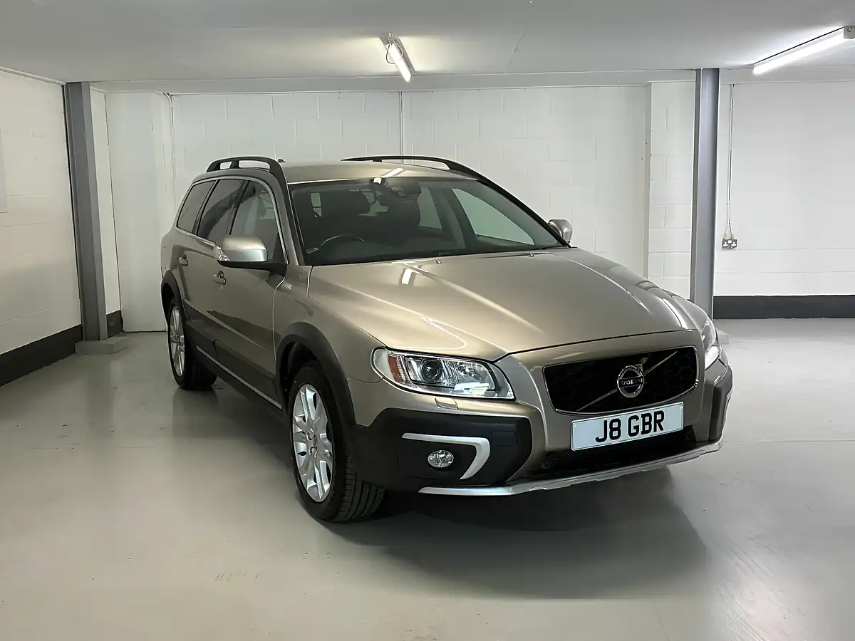 Used 2016 Volvo XC70 Se Lux Gold - Interior and Exterior details 5