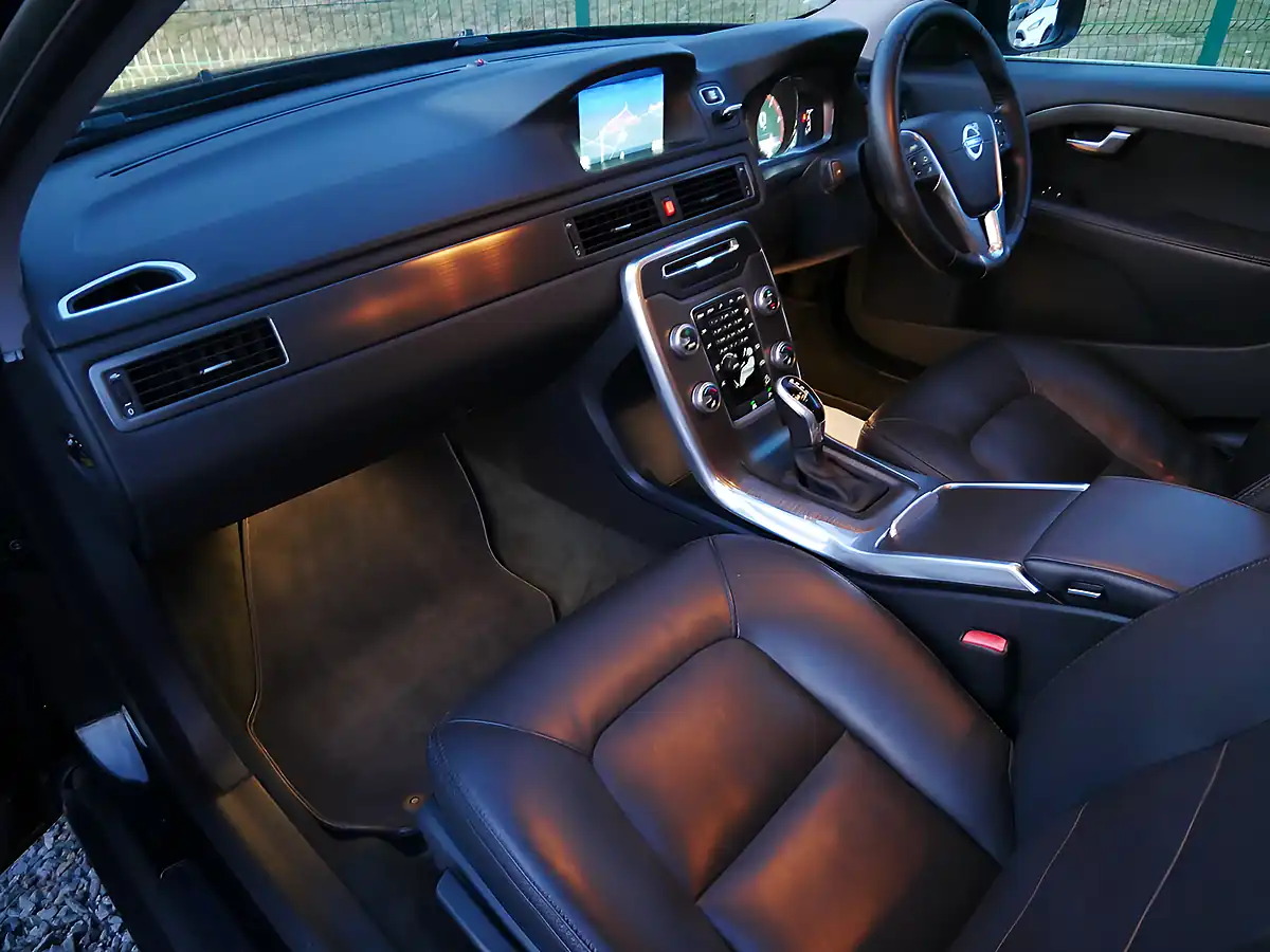 Used 2016 Volvo XC70 Se Lux Onyx Black - Interior and Exterior details 12