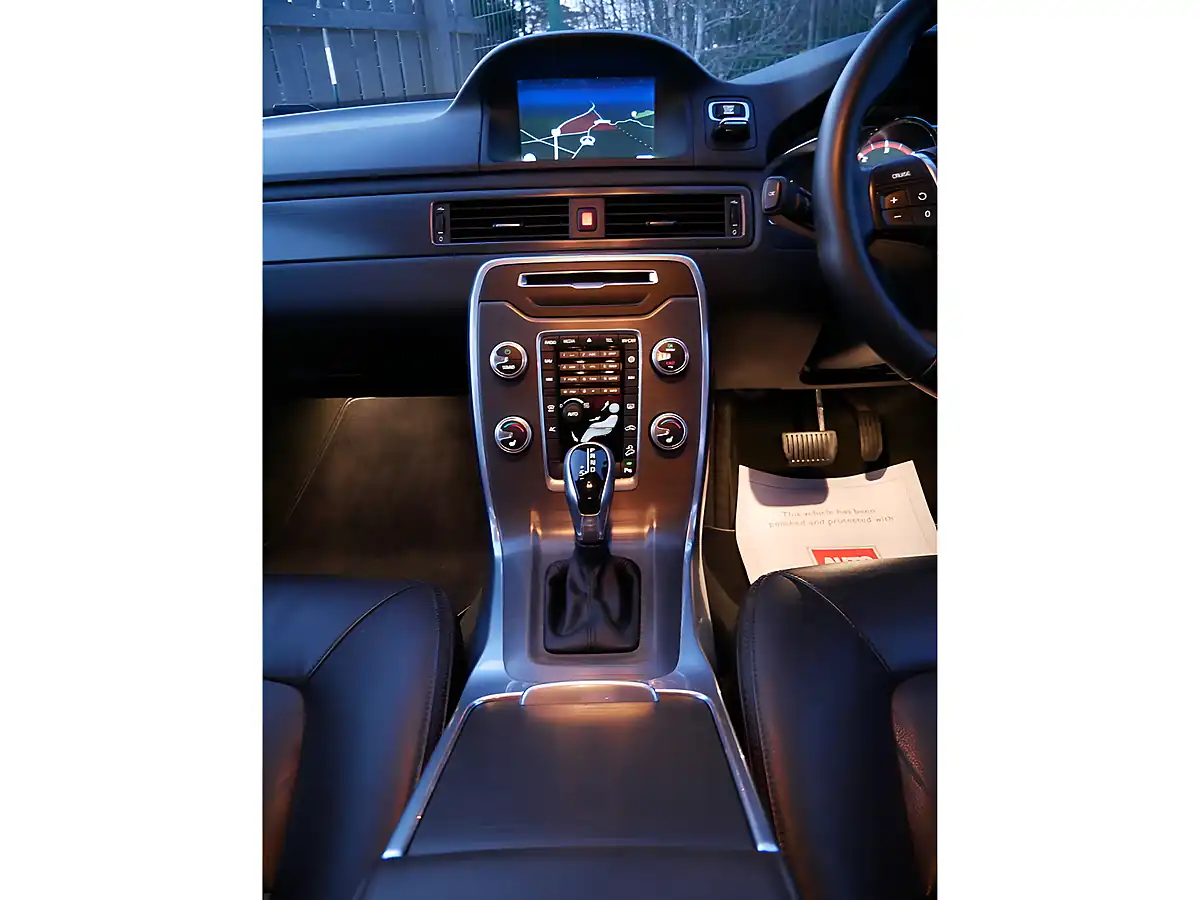 Used 2016 Volvo XC70 Se Lux Onyx Black - Interior and Exterior details 15