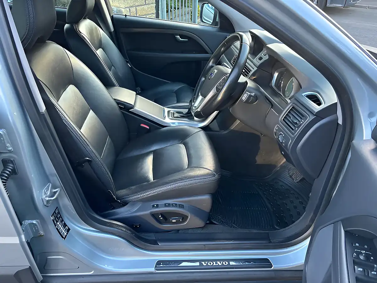 Used 2016 Volvo XC70 Se Lux Silver - Interior and Exterior details 11