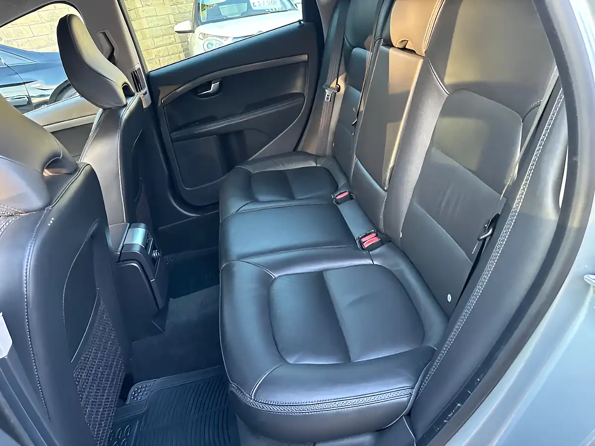Used 2016 Volvo XC70 Se Lux Silver - Interior and Exterior details 12