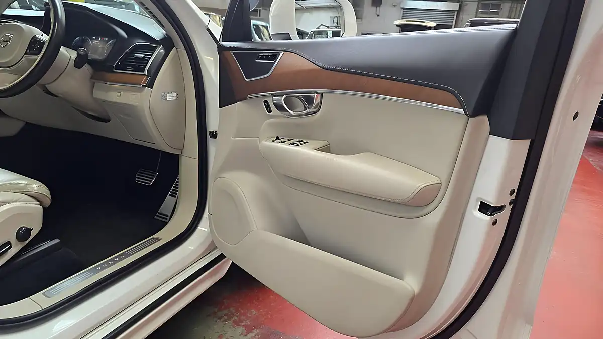 Used 2016 Volvo XC90 Inscription Geartronic 4WD Polestar White - Interior and Exterior details 12