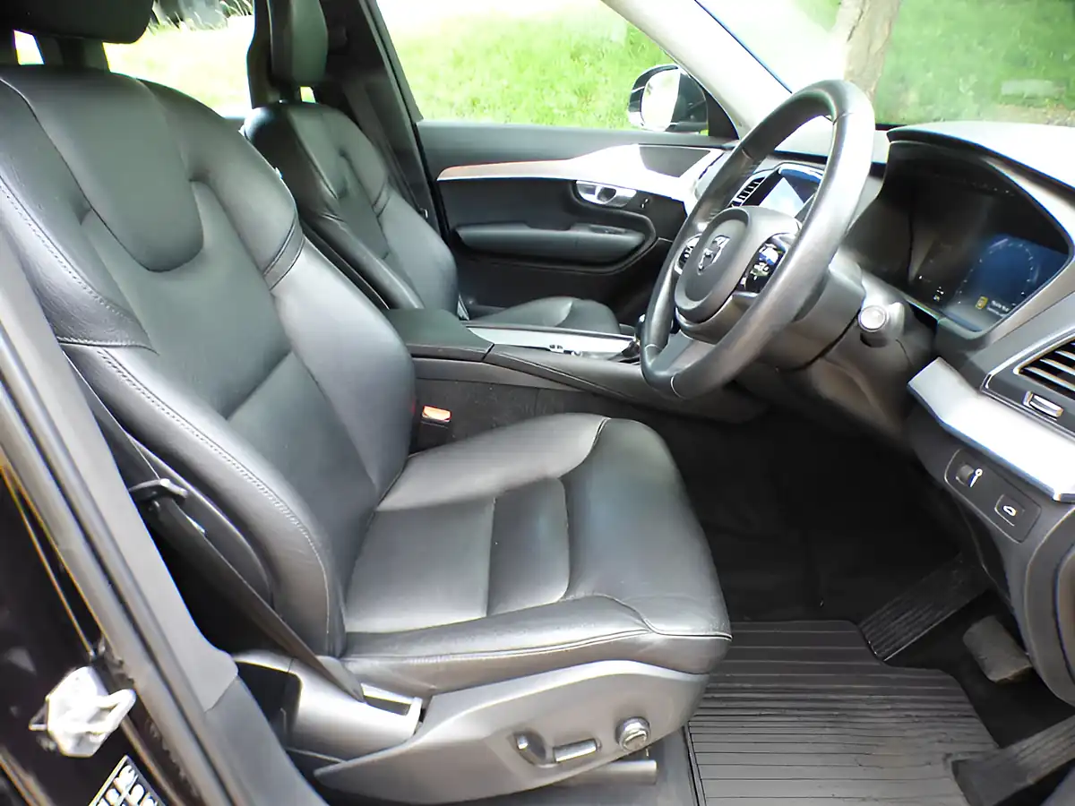 Used 2016 Volvo XC90 Momentum Black - Interior and Exterior details 10