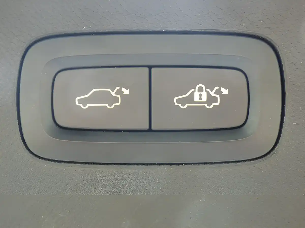 Used 2016 Volvo XC90 Momentum Black - Interior and Exterior details 12