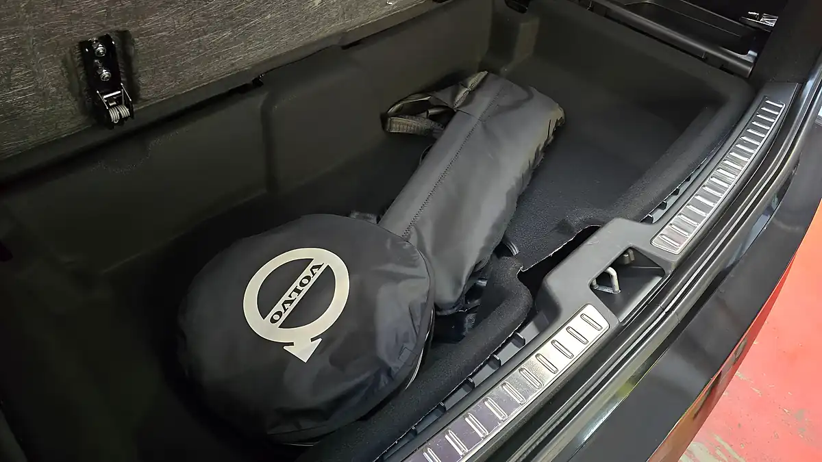 Used 2016 Volvo XC90 Momentum Black - Interior and Exterior details 14