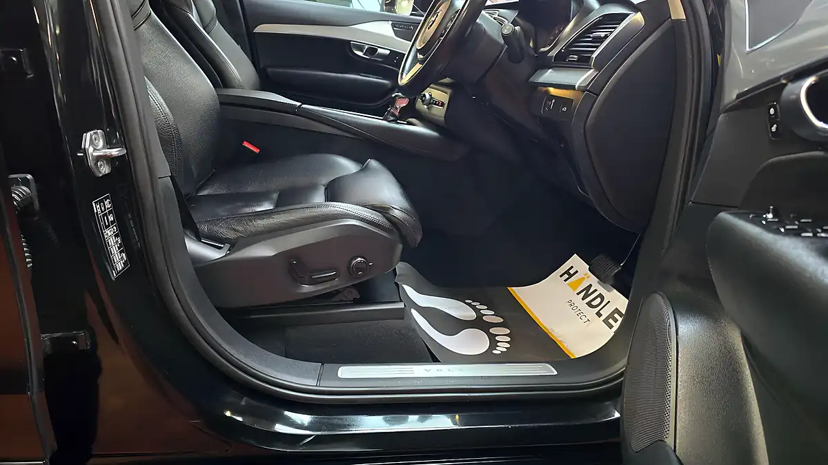 Used 2016 Volvo XC90 Momentum Black - Interior and Exterior details 7