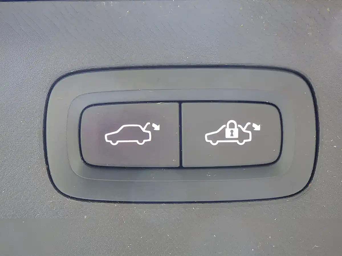 Used 2016 Volvo XC90 Momentum Grey - Interior and Exterior details 9