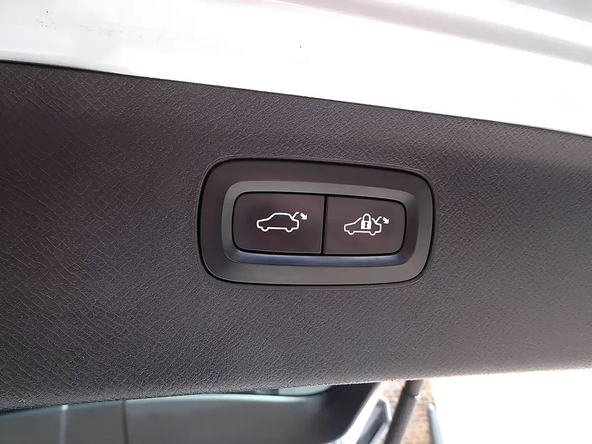 Used 2016 Volvo XC90 Momentum Silver - Interior and Exterior details 10