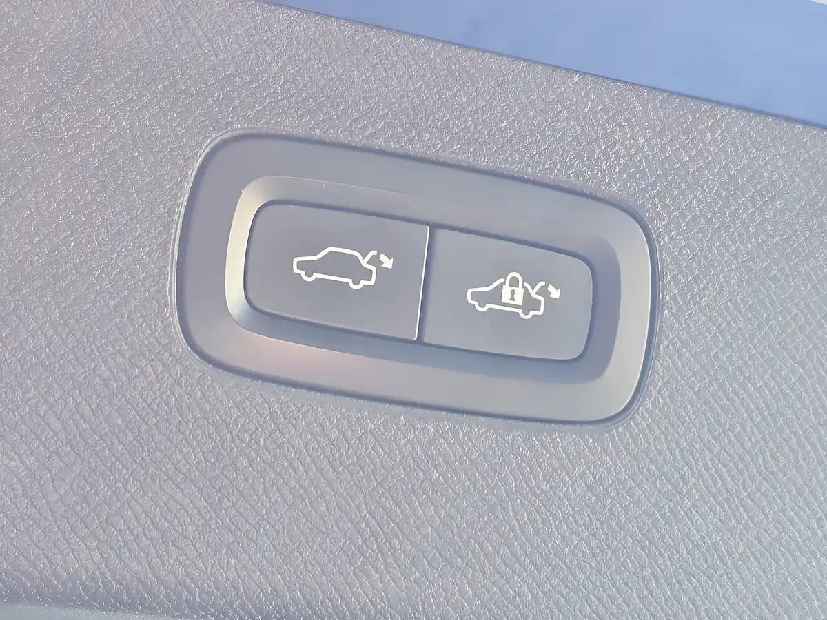 Used 2016 Volvo XC90 R-Design Blue - Interior and Exterior details 20
