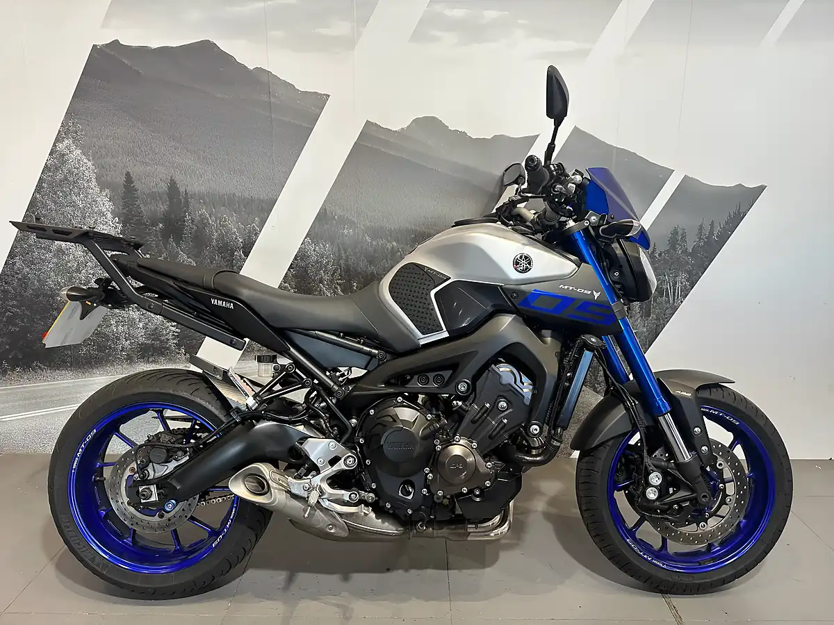 Used 2016 Yamaha MT-09 Blue and Silver Metallic - Front View