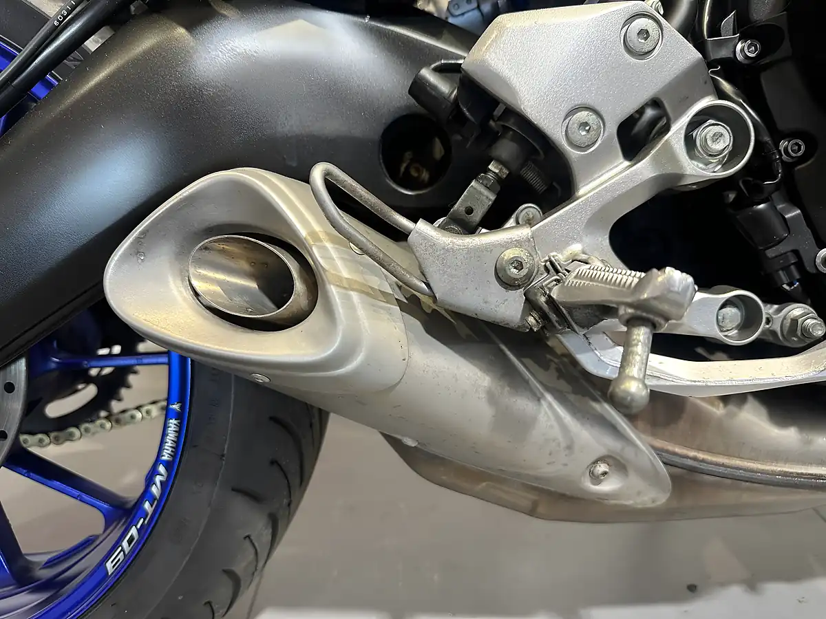 Used 2016 Yamaha MT-09 Blue and Silver Metallic - Interior and Exterior details 10