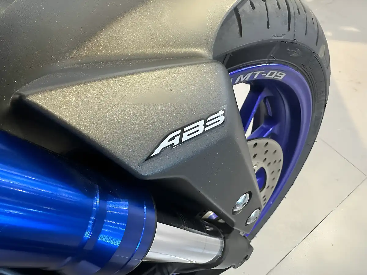 Used 2016 Yamaha MT-09 Blue and Silver Metallic - Interior and Exterior details 12
