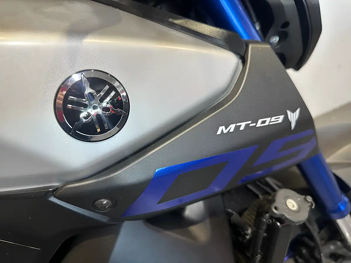 Used 2016 Yamaha MT-09 Blue and Silver Metallic - Interior and Exterior details 7