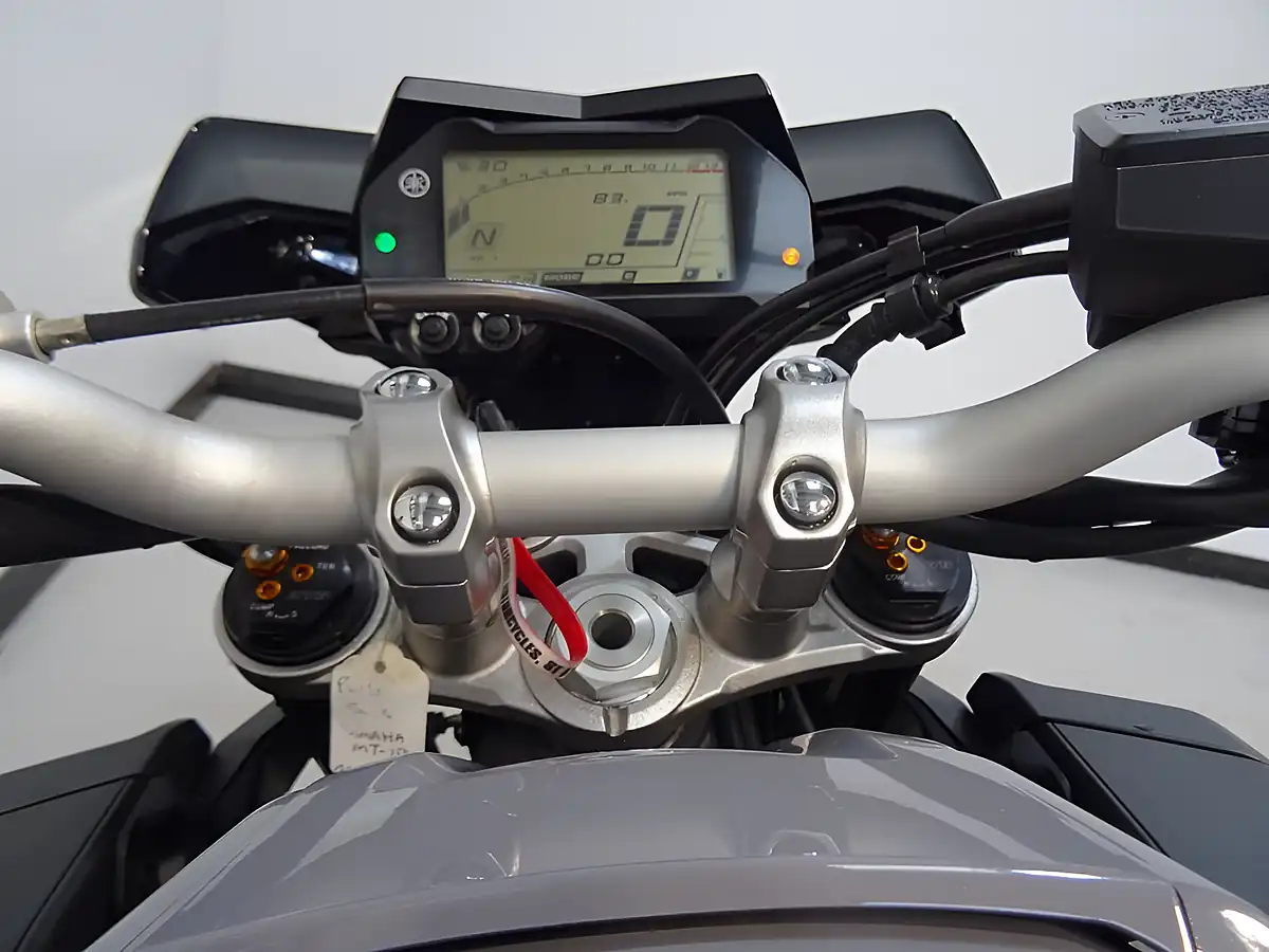 Used 2016 Yamaha MT-10 MTN1000 Grey - Interior and Exterior details 9