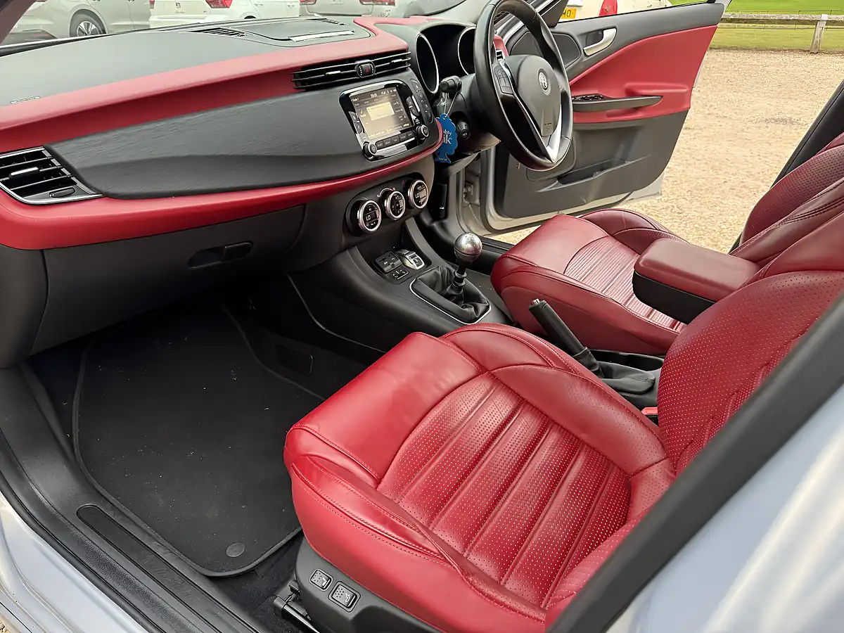 Used 2017 Alfa Romeo Giulietta Super Limited Edition Silver - Interior and Exterior details 6