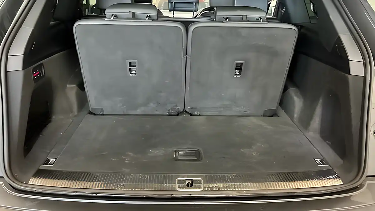 Used 2017 Audi Q7 S Line Grey - Interior and Exterior details 9