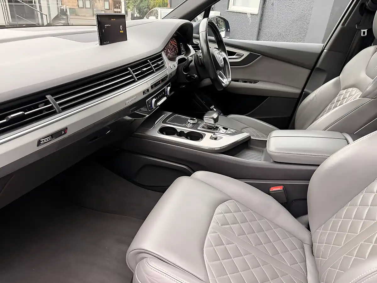 Used 2017 Audi Q7 SQ7 Blue - Interior and Exterior details 15