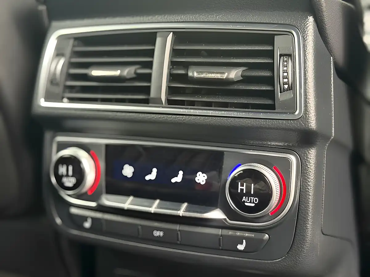 Used 2017 Audi Sq7 Blue - Interior and Exterior details 17