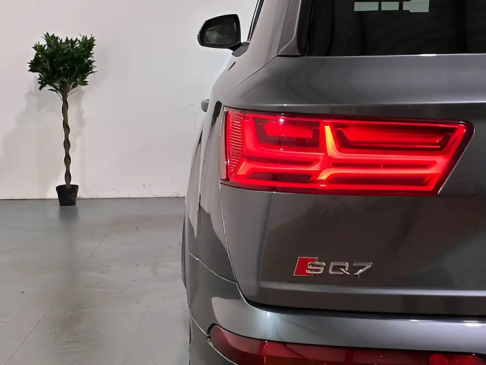 Used 2017 Audi SQ7 Grey - Interior and Exterior details 18