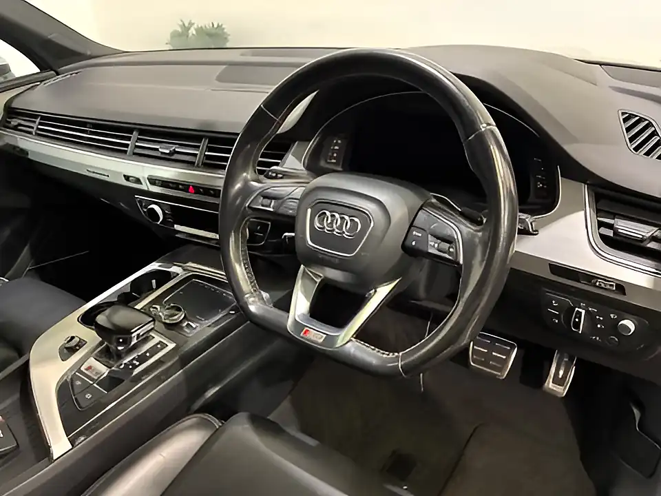 Used 2017 Audi SQ7 Grey - Interior and Exterior details 3
