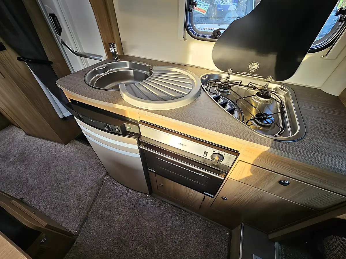 Used 2017 Bailey Approach Advance 665 White - Interior and Exterior details 11