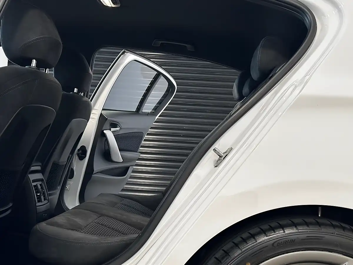 Used 2017 BMW 1 Series M140i Alpine White - Interior and Exterior details 12