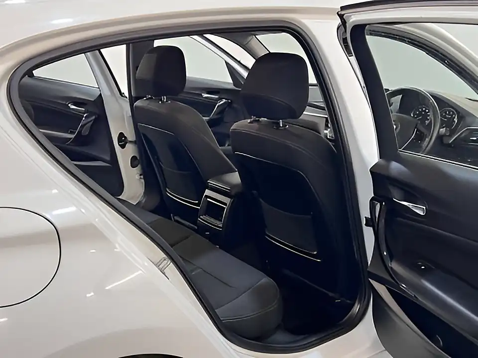 Used 2017 BMW 1 Series Sport Alpine White - Interior and Exterior details 10