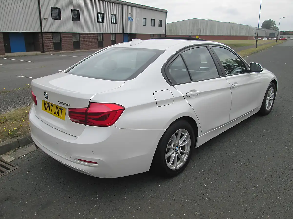 Used 2017 BMW 3 Series Efficientdynamics Plus White - Interior and Exterior details 4