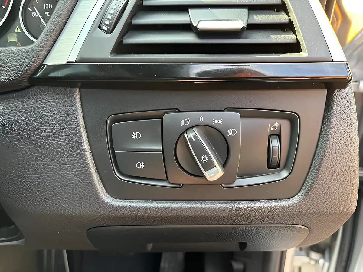 Used 2017 BMW 3 Series M Sport Glacier Silver - Interior and Exterior details 15