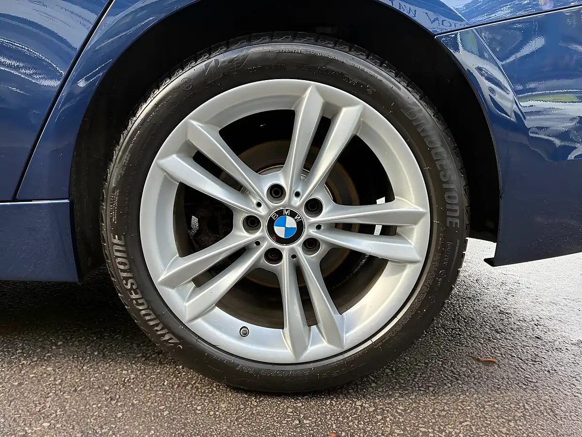 Used 2017 BMW 3 Series Se Blue - Interior and Exterior details 11