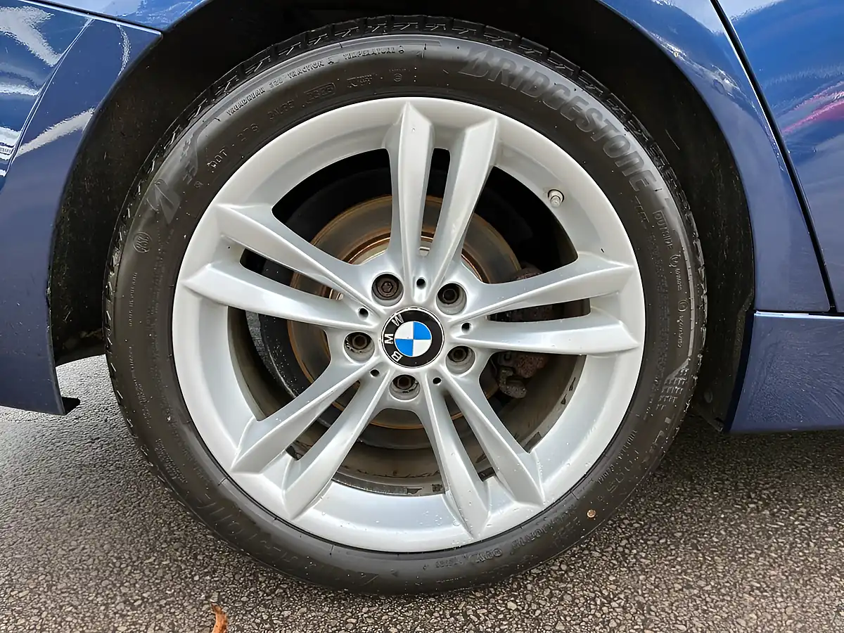 Used 2017 BMW 3 Series Se Blue - Interior and Exterior details 8