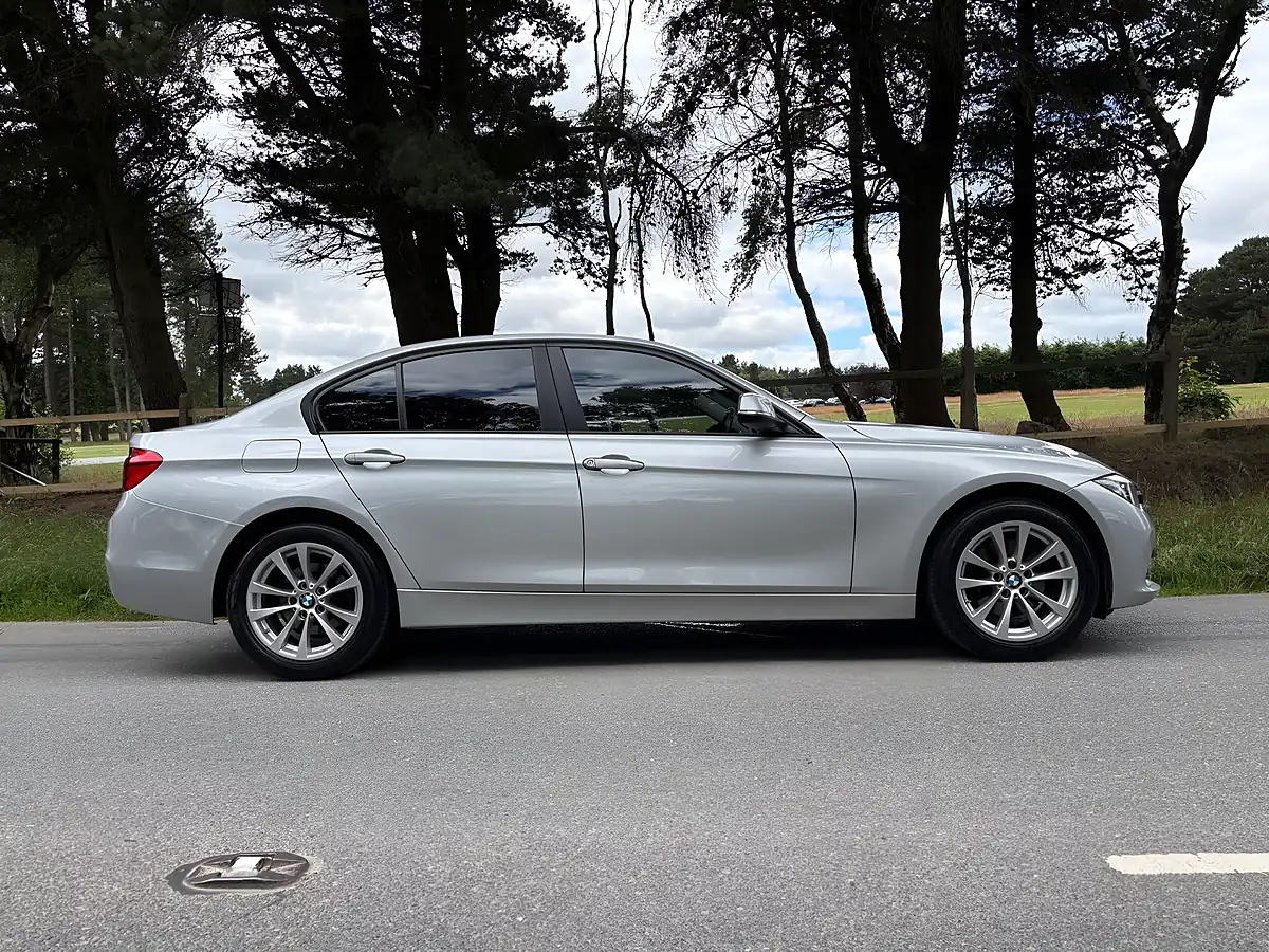 Used 2017 BMW 3 Series Se Silver - Interior and Exterior details 4