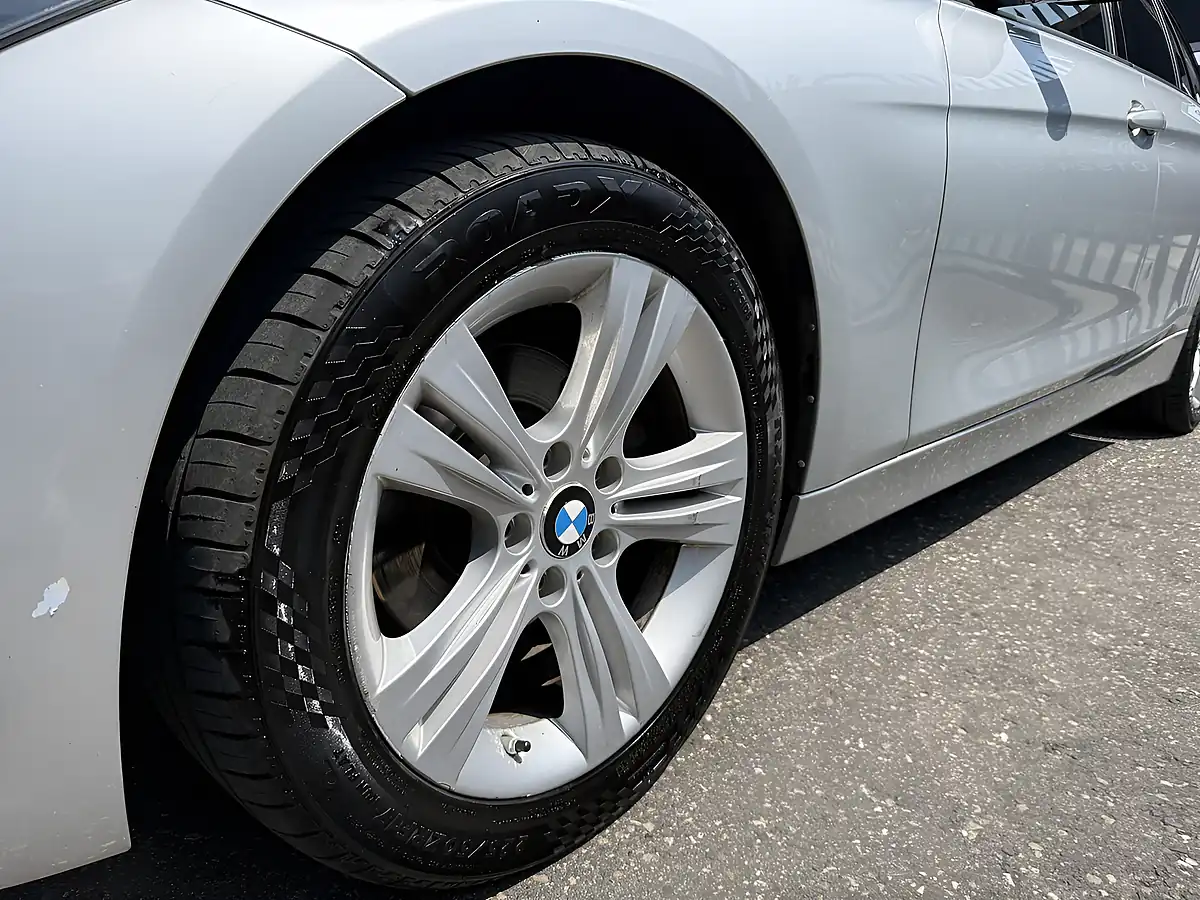 Used 2017 BMW 3 Series Sport Glacier Silver - Interior and Exterior details 4