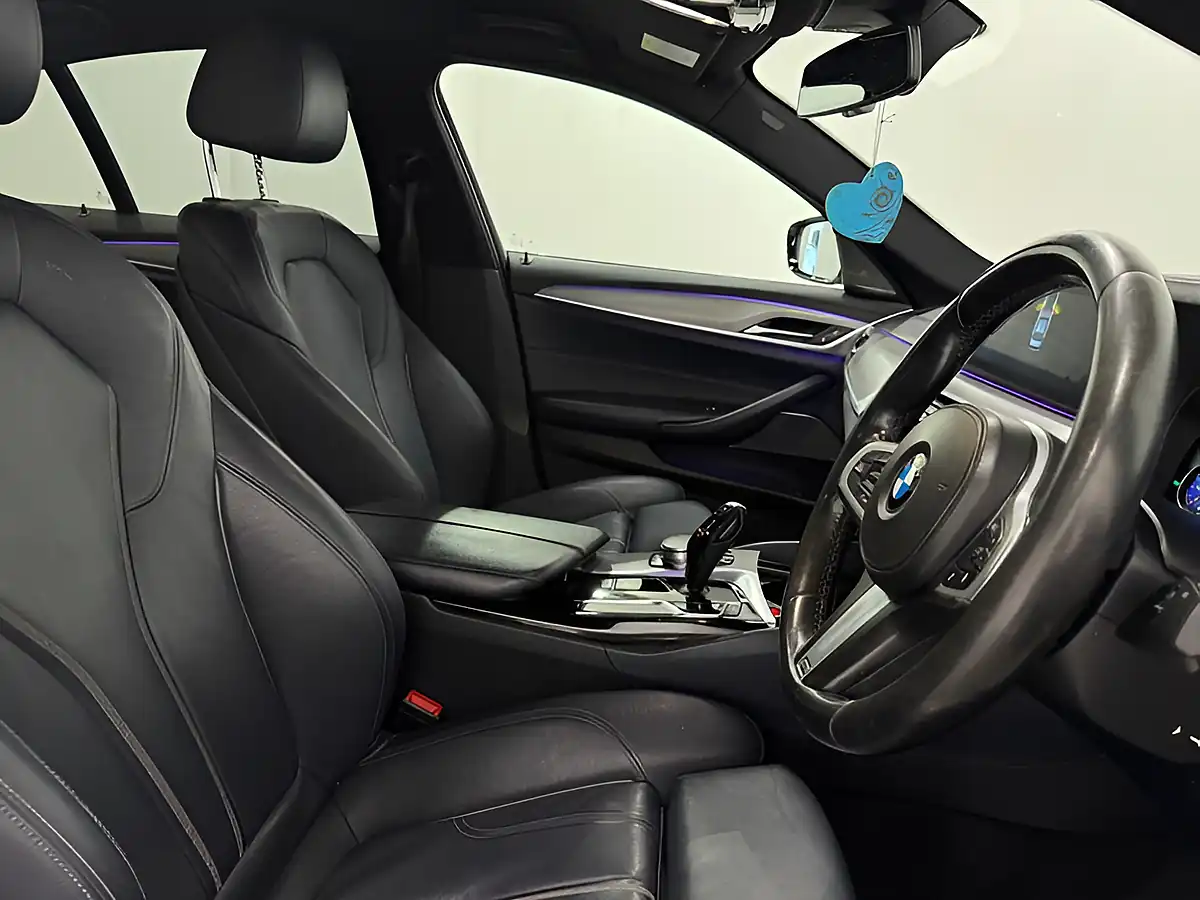 Used 2017 BMW 5 Series M Sport Alpine White - Interior and Exterior details 10