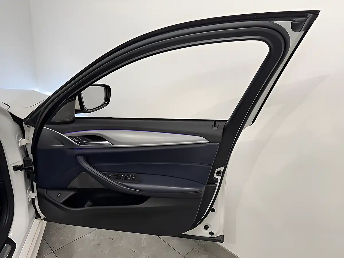 Used 2017 BMW 5 Series M Sport Alpine White - Interior and Exterior details 12