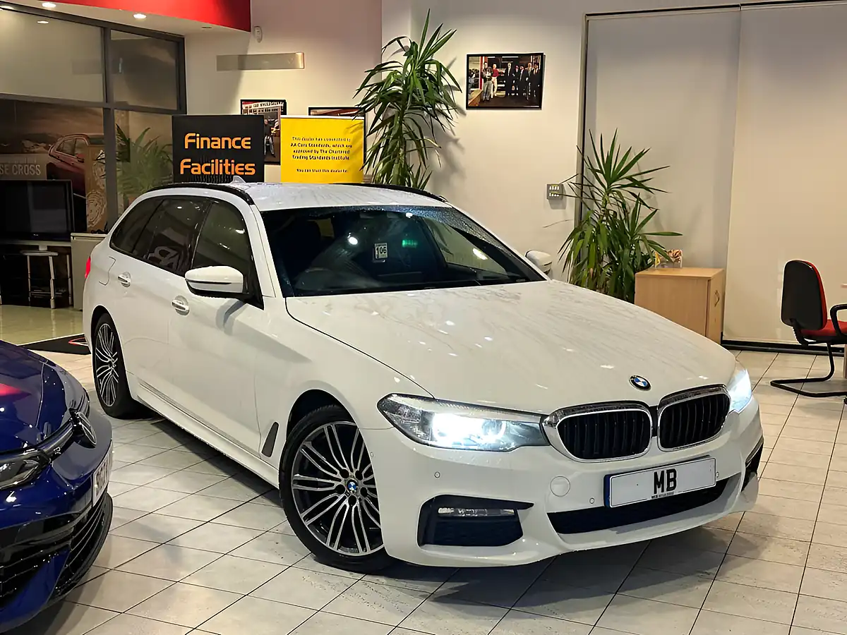 Used 2017 BMW 5 Series M Sport Touring White - Front View