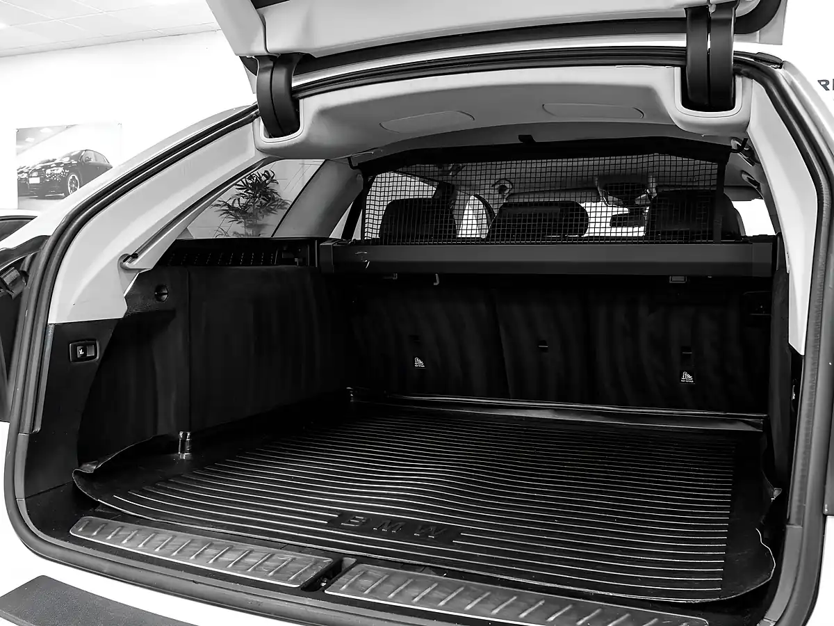 Used 2017 BMW 5 Series Se Alpine White - Interior and Exterior details 15