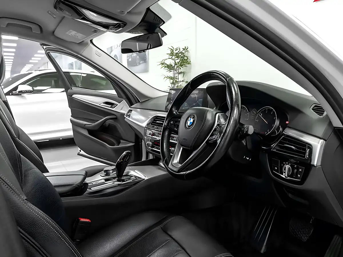 Used 2017 BMW 5 Series Se Alpine White - Interior and Exterior details 16