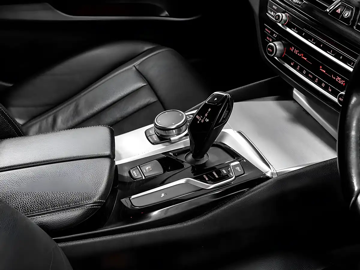 Used 2017 BMW 5 Series Se Alpine White - Interior and Exterior details 17
