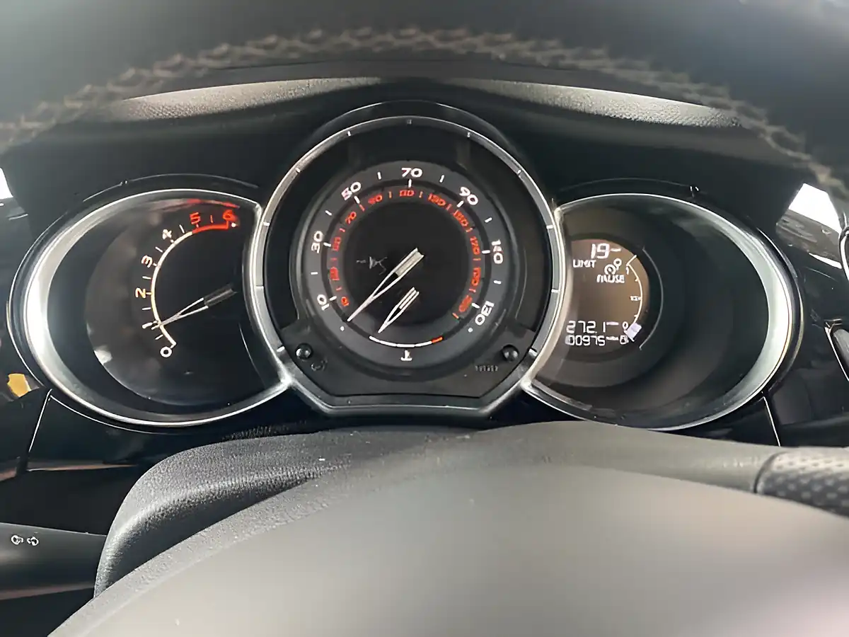 Used 2017 Citreon DS3 Prestige White - Interior and Exterior details 15