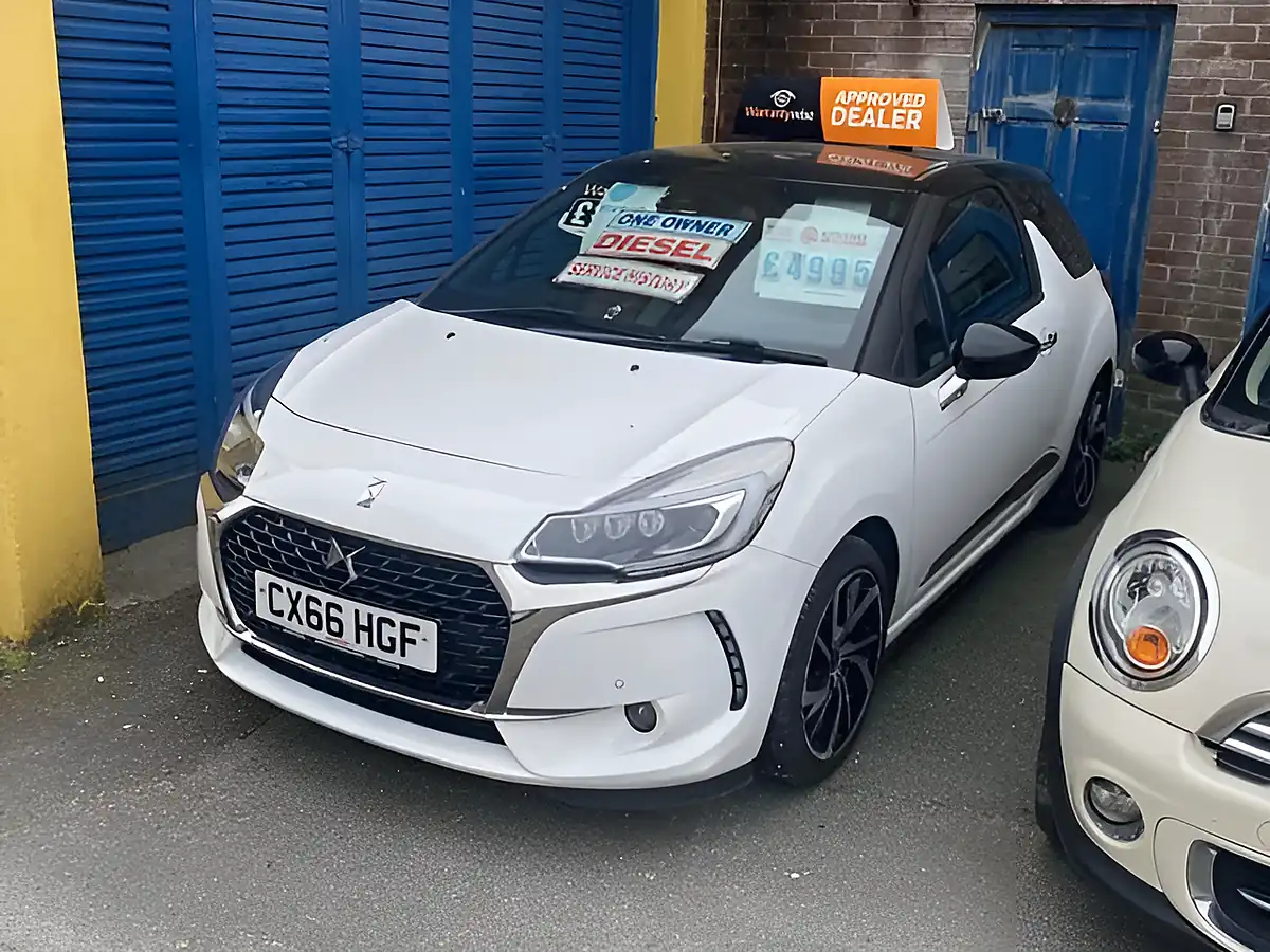 Used 2017 Citreon DS3 Prestige White - Interior and Exterior details 3