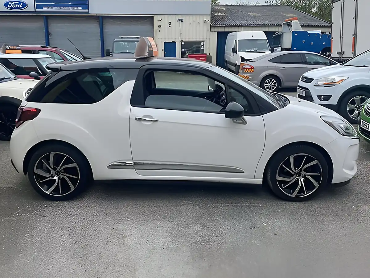 Used 2017 Citreon DS3 Prestige White - Interior and Exterior details 6
