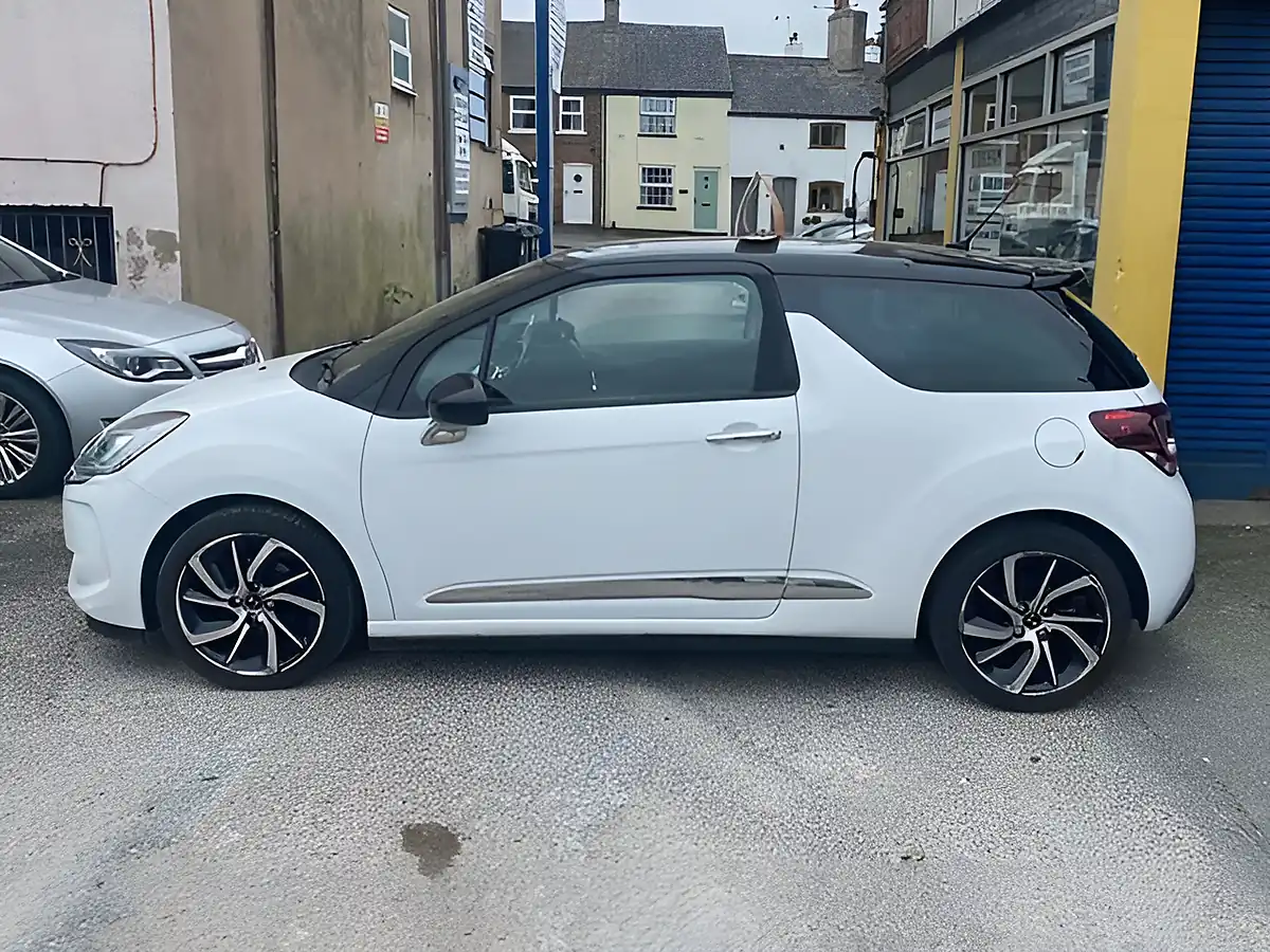 Used 2017 Citreon DS3 Prestige White - Interior and Exterior details 8