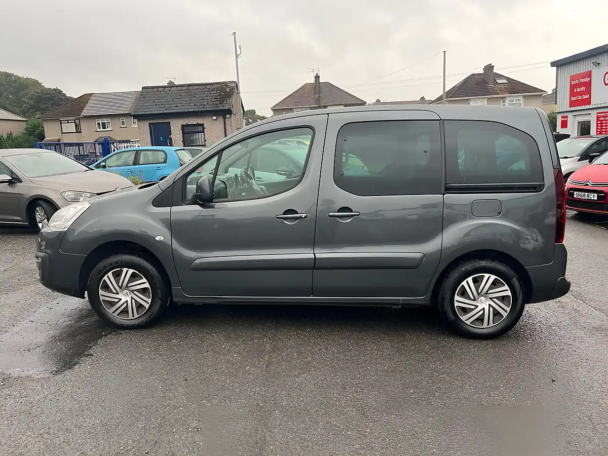 Used 2017 Citroen Berlingo Feel Multispace Grey - Interior and Exterior details 6
